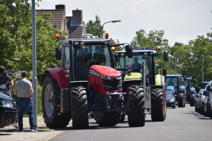 Zeeuwse boeren voeren actie bij politiebureau
