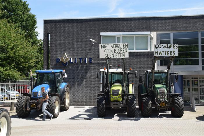 Zeeuwse boeren voeren actie bij politiebureau