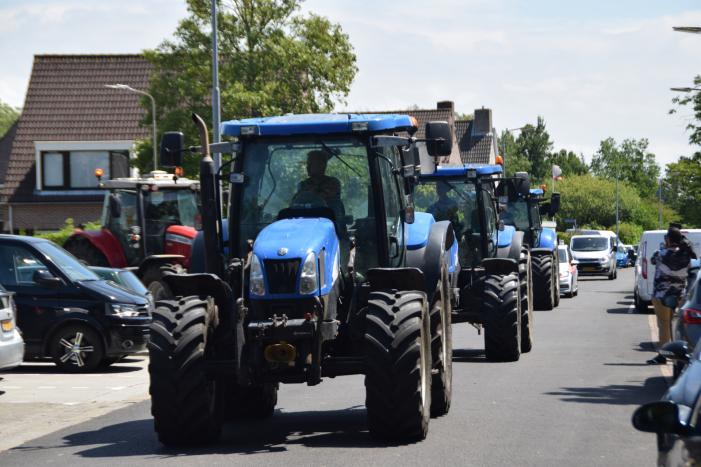 Zeeuwse boeren voeren actie bij politiebureau