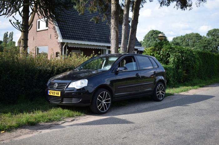Afslaande automobilist rijdt racefietser aan