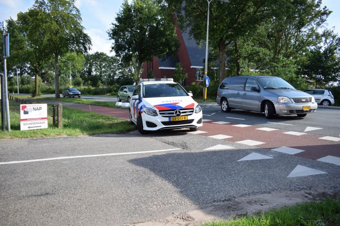 Afslaande automobilist rijdt racefietser aan