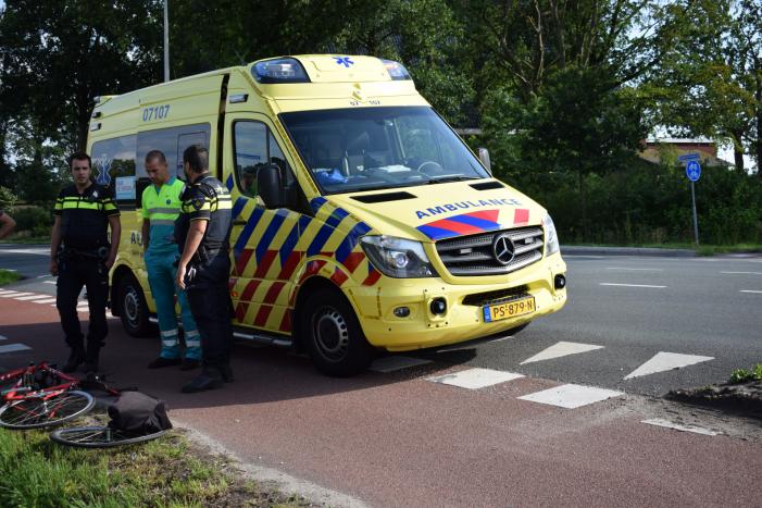 Afslaande automobilist rijdt racefietser aan