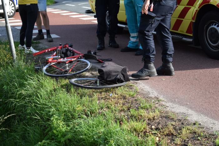 Afslaande automobilist rijdt racefietser aan
