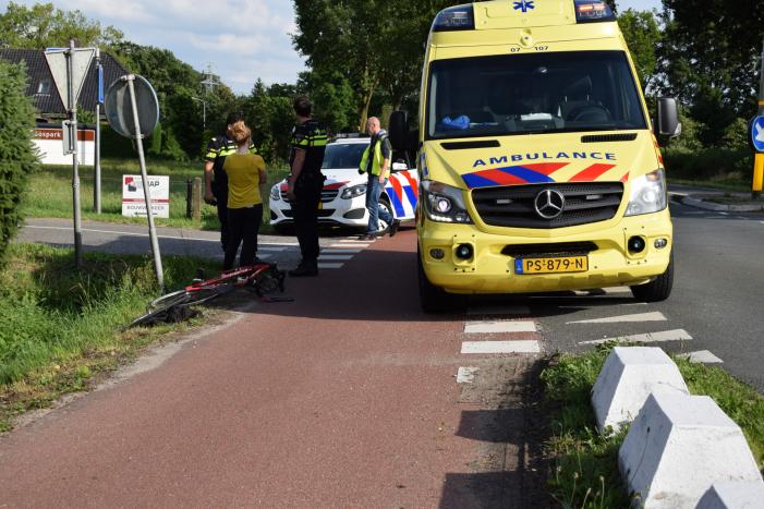 Afslaande automobilist rijdt racefietser aan