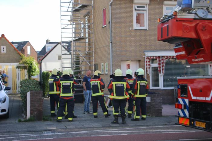 Steiger tegen woning staat op omvallen