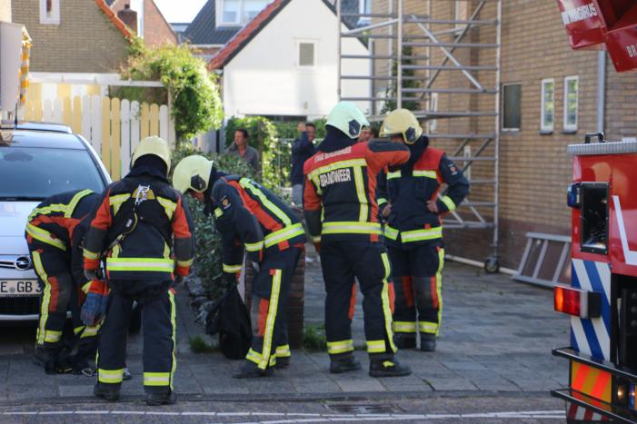 Steiger tegen woning staat op omvallen