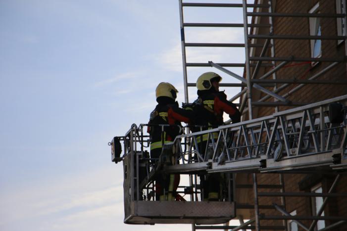 Steiger tegen woning staat op omvallen
