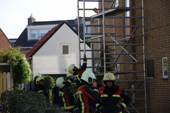 Steiger tegen woning staat op omvallen