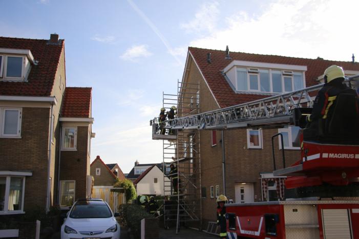 Steiger tegen woning staat op omvallen