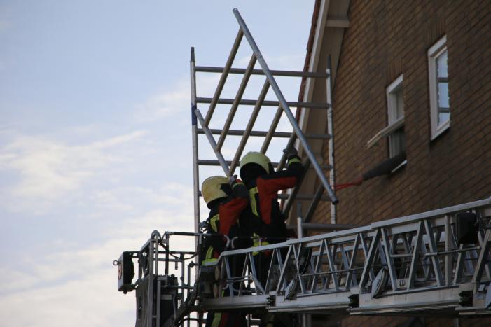 Steiger tegen woning staat op omvallen