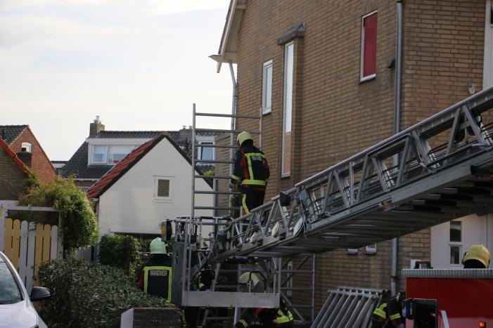 Steiger tegen woning staat op omvallen