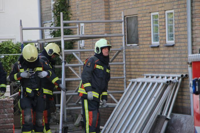 Steiger tegen woning staat op omvallen