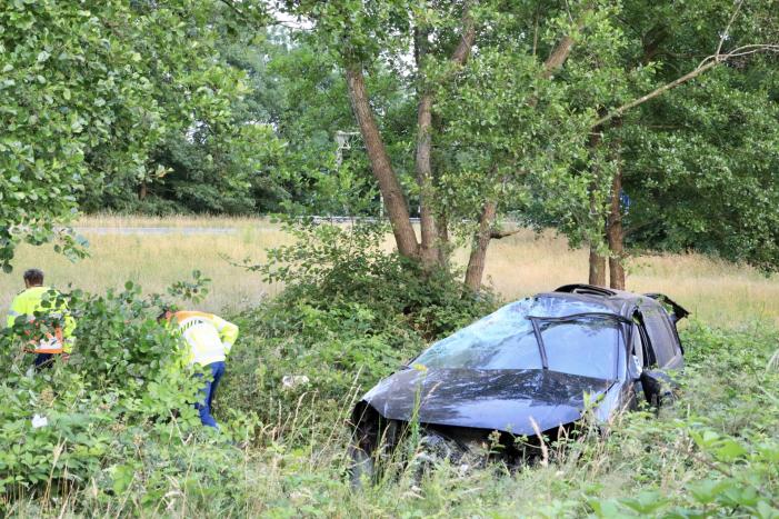 Auto crasht tussen bomen door