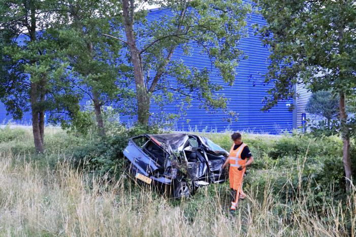 Auto crasht tussen bomen door