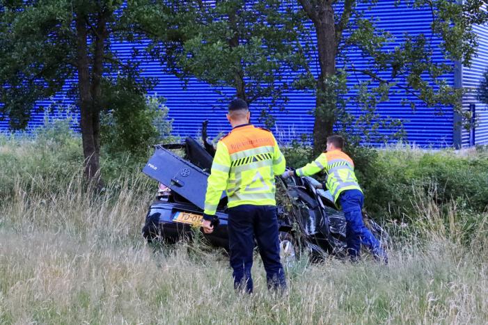 Auto crasht tussen bomen door