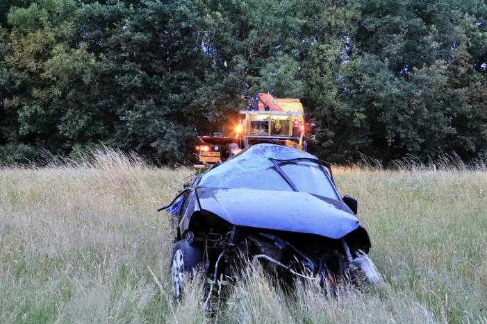 Auto crasht tussen bomen door
