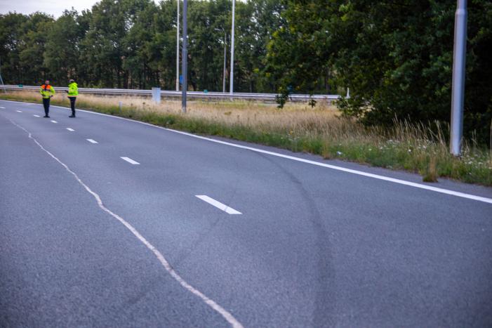 Auto crasht tussen bomen door