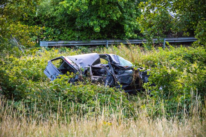 Auto crasht tussen bomen door