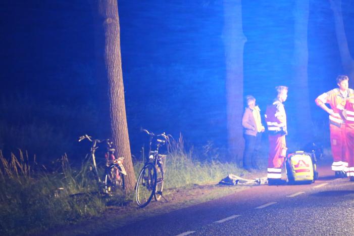 Automobilist rijdt door na ernstig ongeval, twee fietsers zwaargewond
