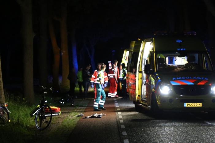 Automobilist rijdt door na ernstig ongeval, twee fietsers zwaargewond