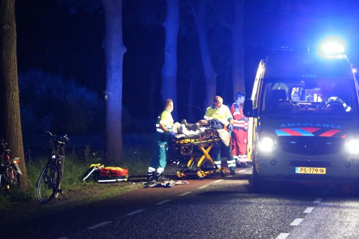 Automobilist rijdt door na ernstig ongeval, twee fietsers zwaargewond