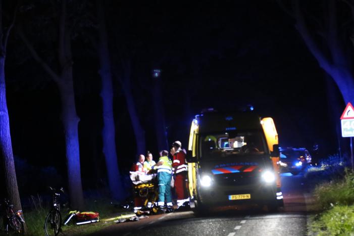 Automobilist rijdt door na ernstig ongeval, twee fietsers zwaargewond