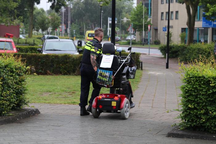 Bestuurder scootmobiel gewond na botsing met auto