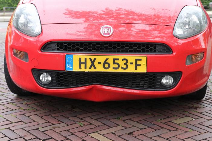 Bestuurder scootmobiel gewond na botsing met auto