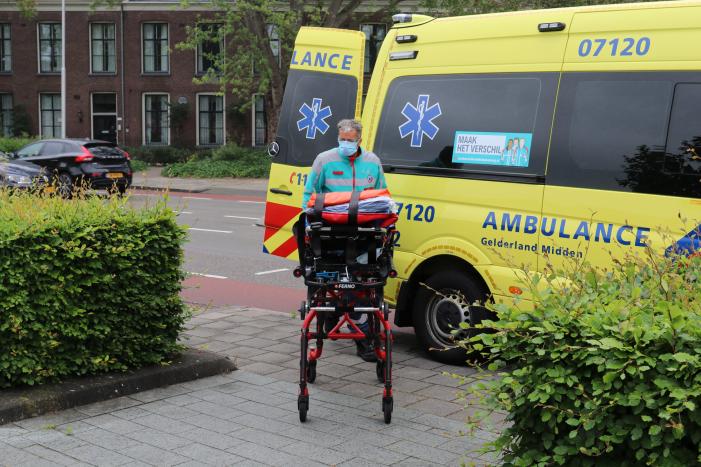 Bestuurder scootmobiel gewond na botsing met auto