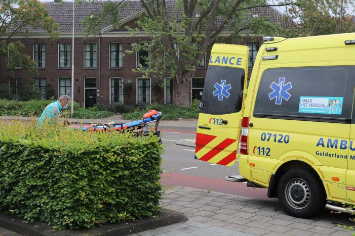 Bestuurder scootmobiel gewond na botsing met auto