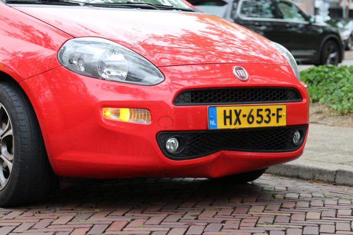 Bestuurder scootmobiel gewond na botsing met auto