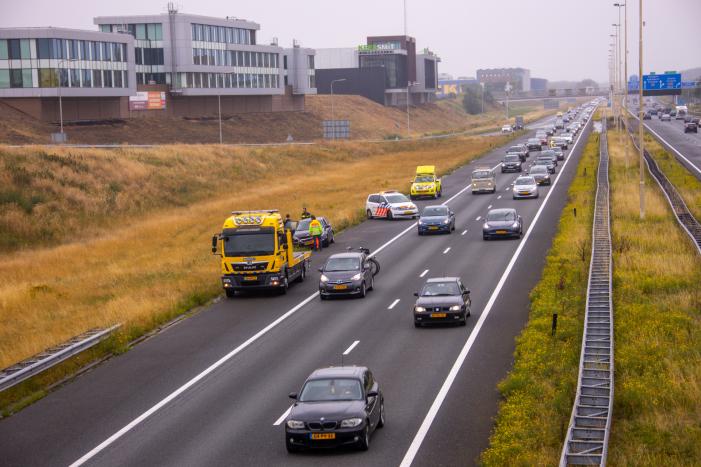 Gezin belandt met auto in de berm