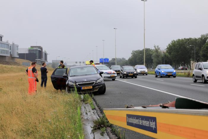 Gezin belandt met auto in de berm