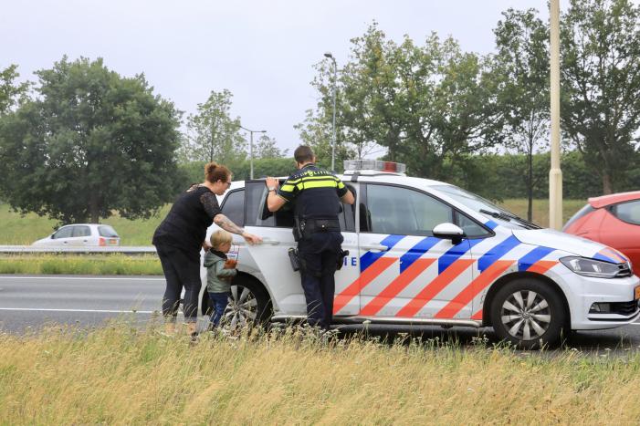 Gezin belandt met auto in de berm