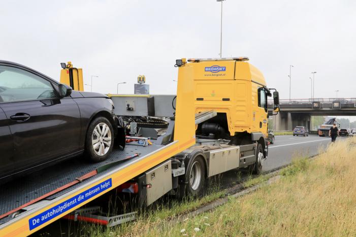 Gezin belandt met auto in de berm