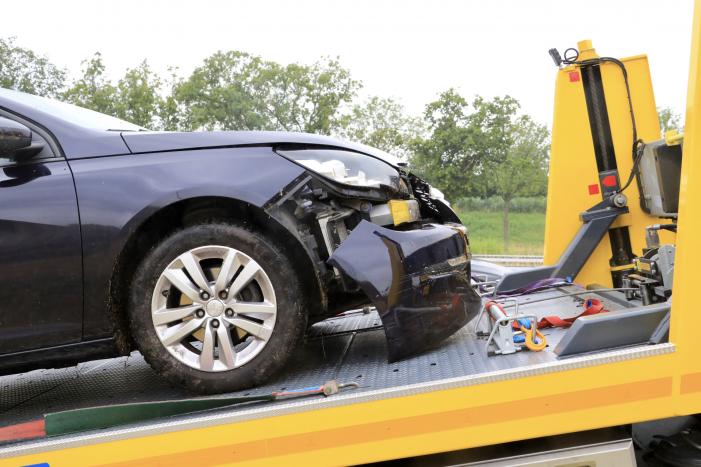 Gezin belandt met auto in de berm