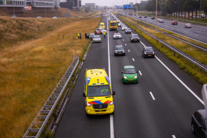 Gezin belandt met auto in de berm