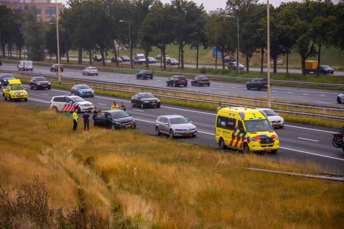 Gezin belandt met auto in de berm