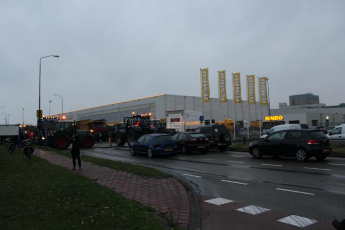 Boerenprotest bij Jumbo distributiecentrum