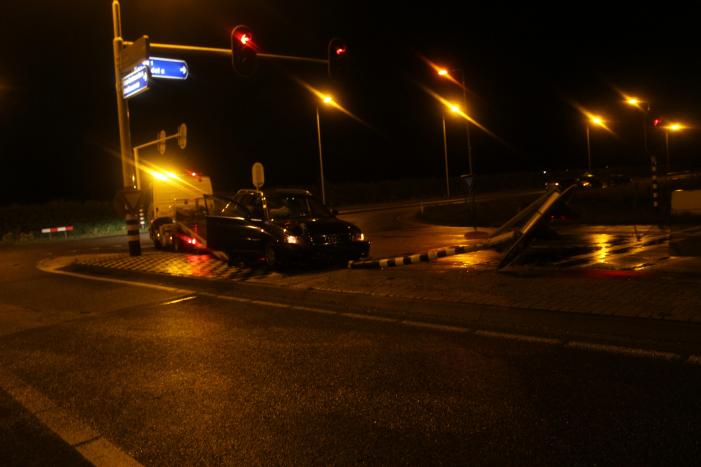 Beschonken bestuurder rijdt verkeerslicht uit de grond