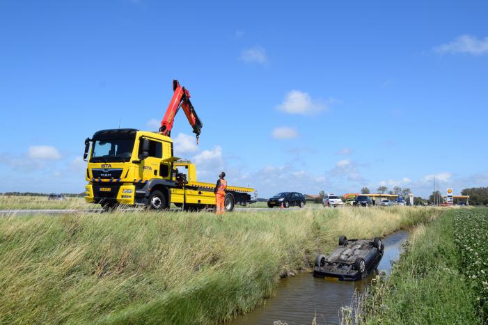 Gewonde na auto in sloot