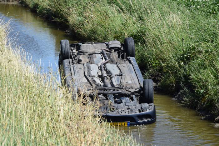 Gewonde na auto in sloot