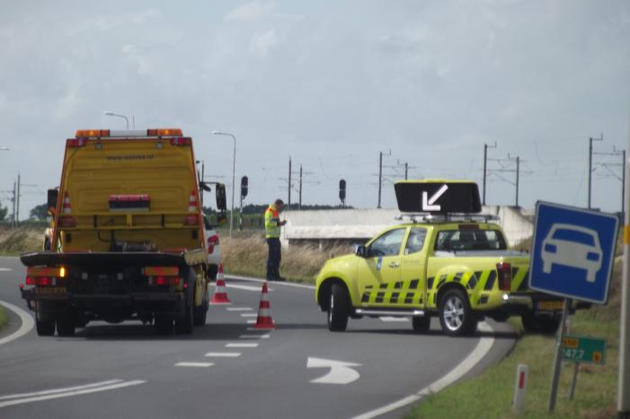 Voertuig belandt in greppel naast oprit