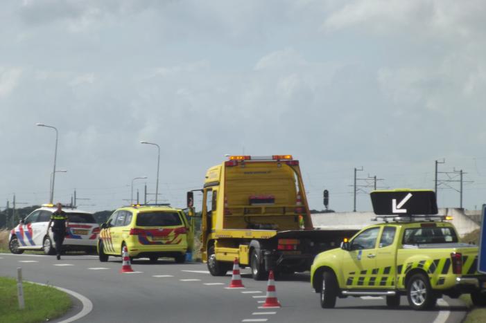 Voertuig belandt in greppel naast oprit