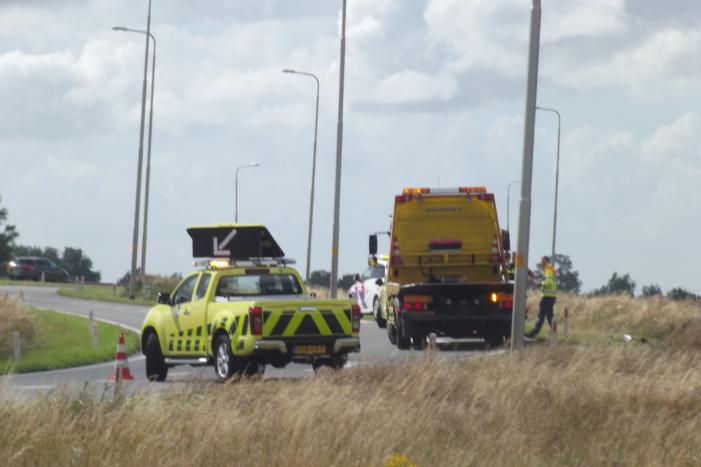Voertuig belandt in greppel naast oprit