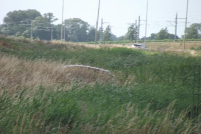 Voertuig belandt in greppel naast oprit