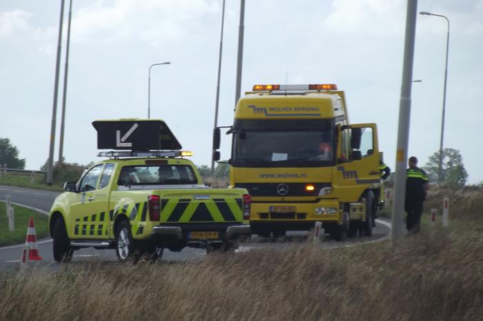 Voertuig belandt in greppel naast oprit