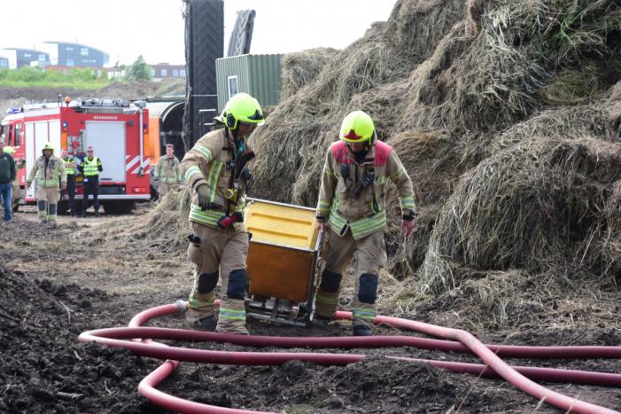 Rook van brand in hooiberg trekt over Rijksweg A29