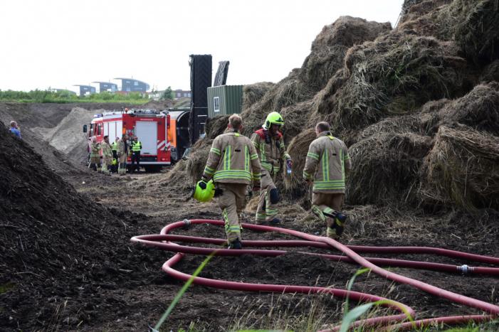 Rook van brand in hooiberg trekt over Rijksweg A29