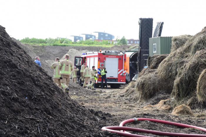 Rook van brand in hooiberg trekt over Rijksweg A29